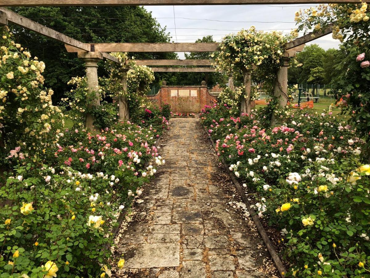 Отель Secret Garden Glamping Лимингтон Экстерьер фото